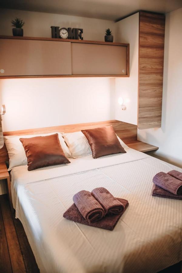 Mobile Home Kailani Nr 121, Camping Porton Biondi ロヴィニ エクステリア 写真